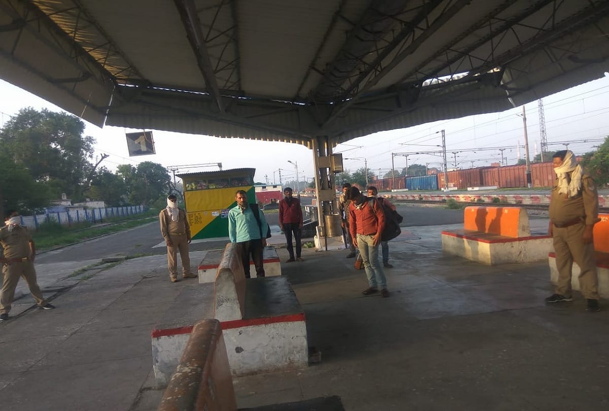 Five migrant workers jumped off from Shramik Special train in Roja station