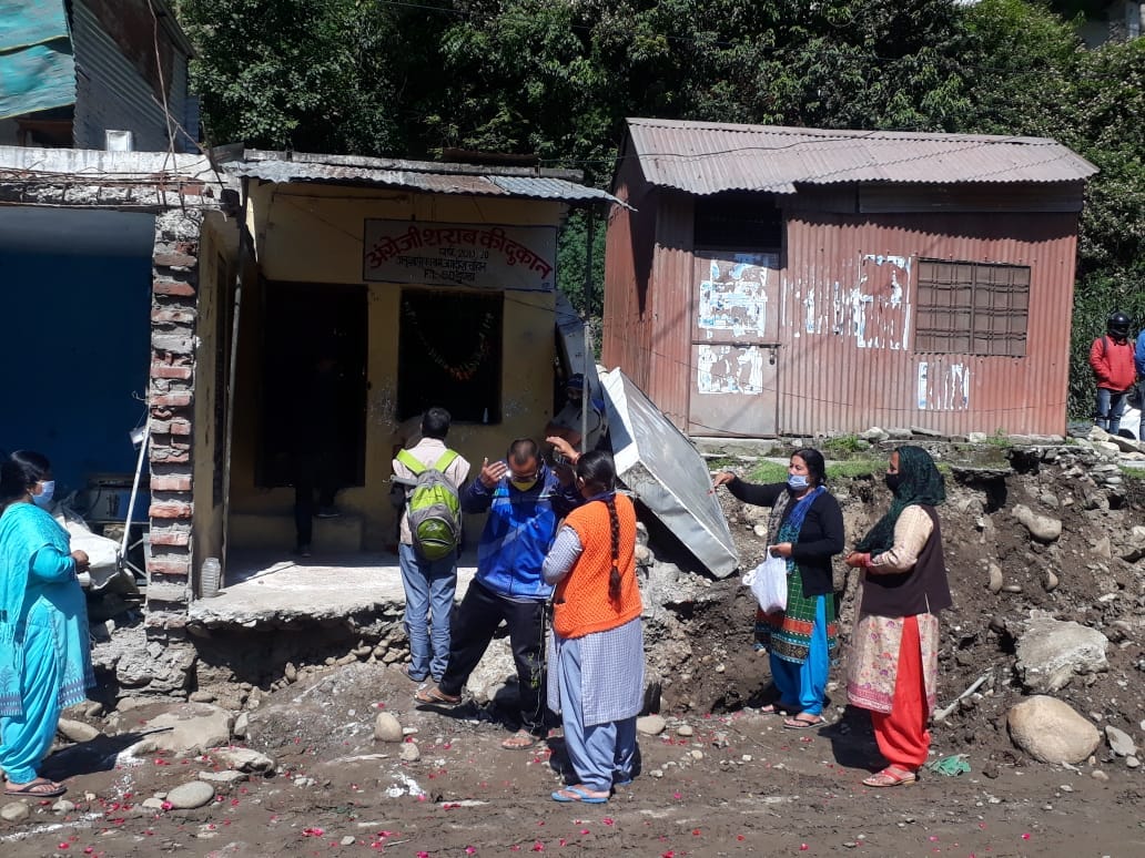 Lockdown 3.0 : women does unique protest against liquor sale in uttarakashi