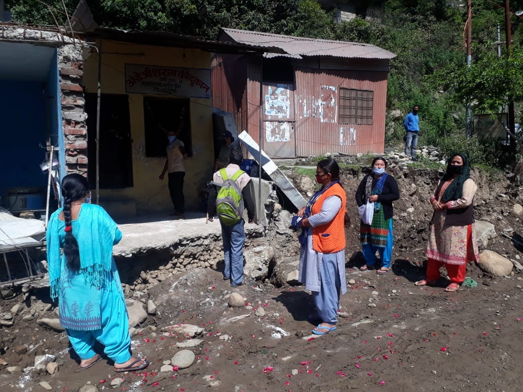 Lockdown 3.0 : women does unique protest against liquor sale in uttarakashi