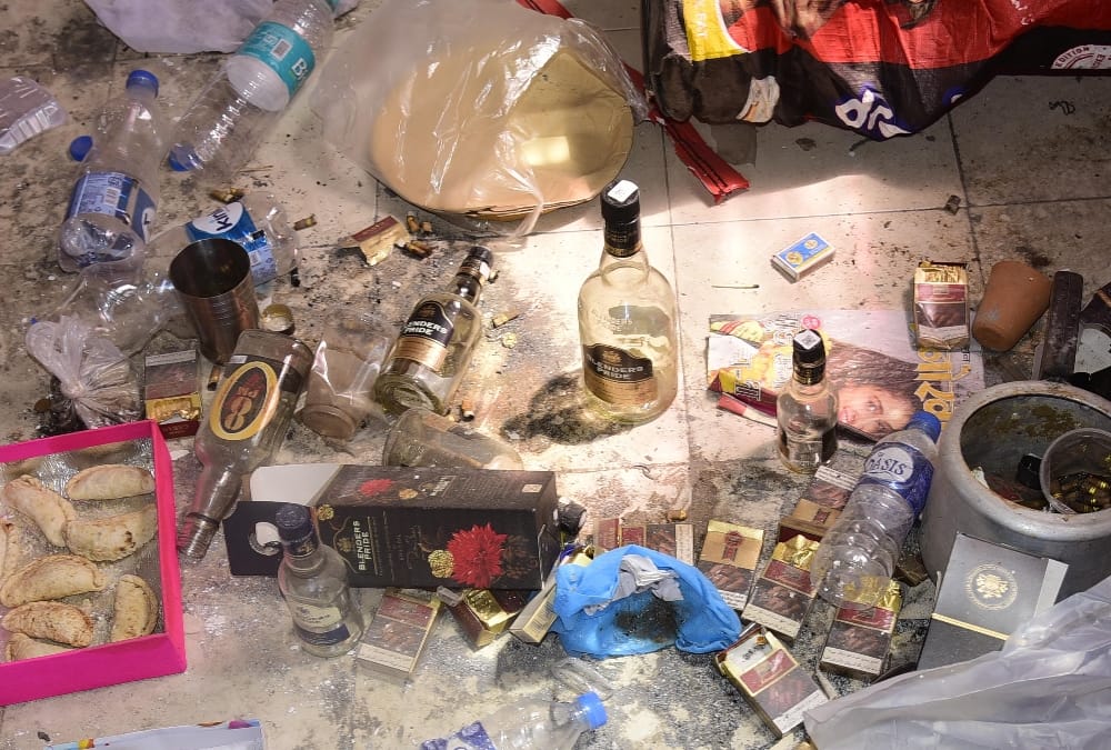 drunk lady made ruckus in apartment of gomti nagar in lucknow