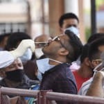कोरोना की जांच के लिए नमूना एकत्र करता स्वास्थ्य कर्मी।
