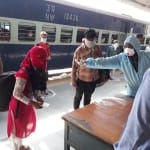 लोगों की जांच करता स्वास्थ्यकर्मी