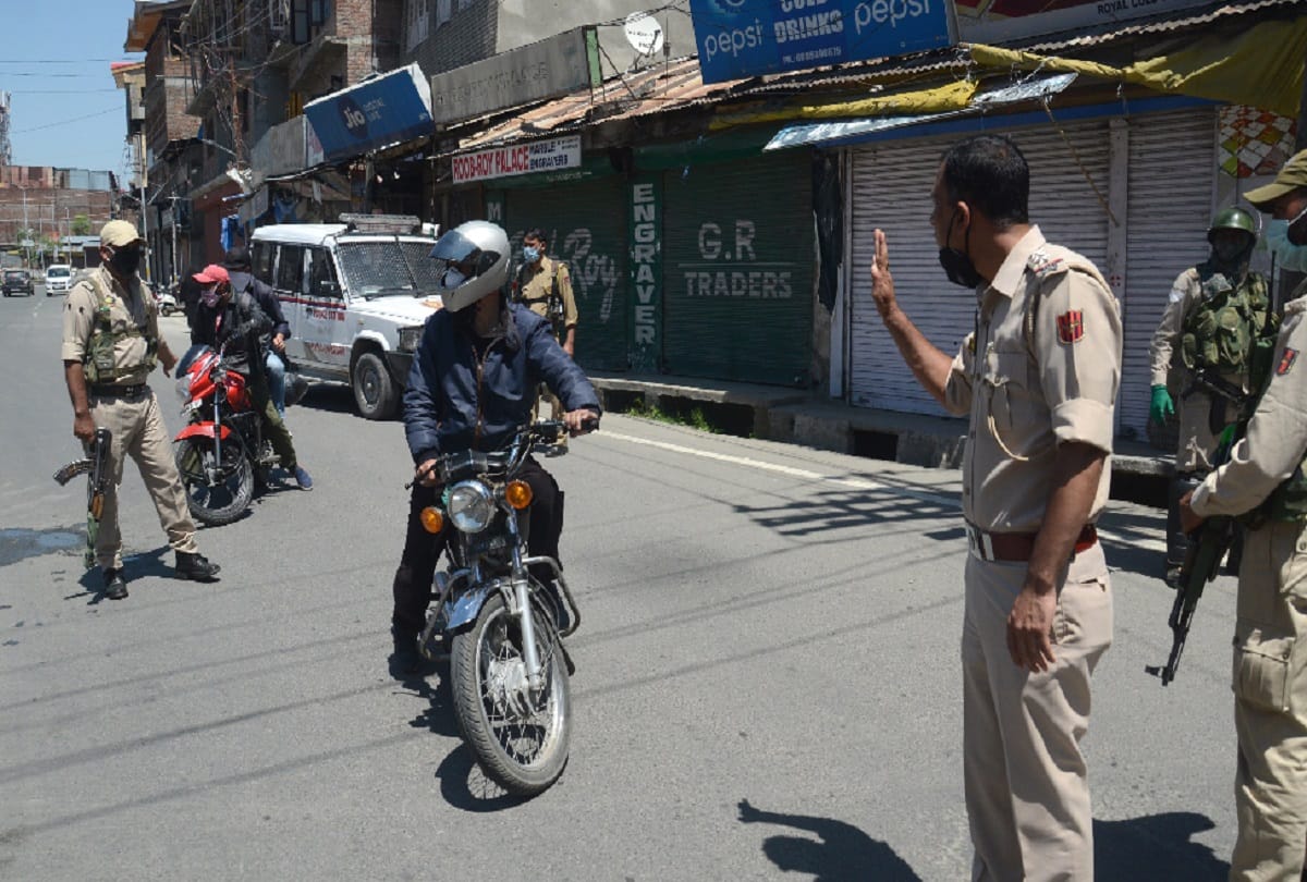 Stone peltig on security forces in Budgam Deputy Superintendent of Police injured
