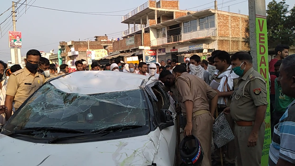 Car entered into shop to save goat, two killed, five injured, accident in Bagalkhalis market of Jeyanpur