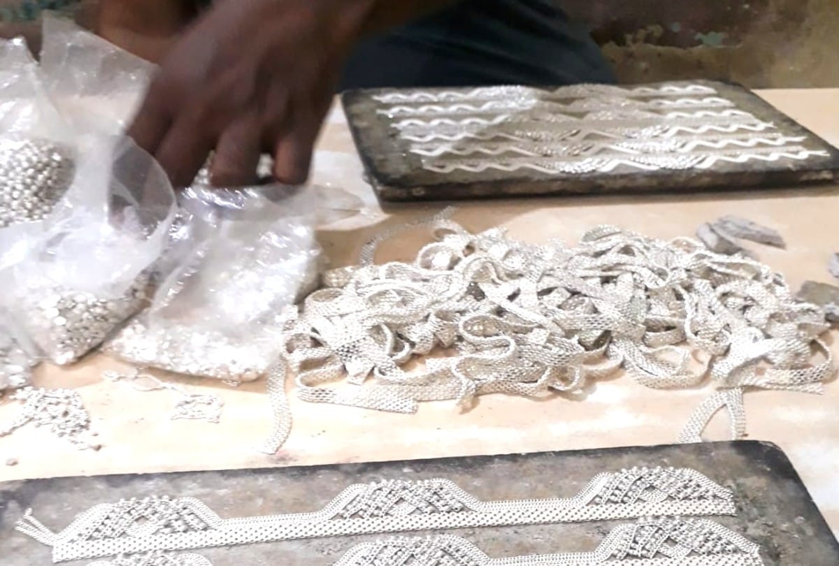 Factory owners took away hundred kg silver anklets from the shop in Agra