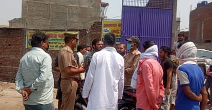 शहर की बजरिया चौकी के पास विवाद के बाद पूछताछ करती पुलिस।
