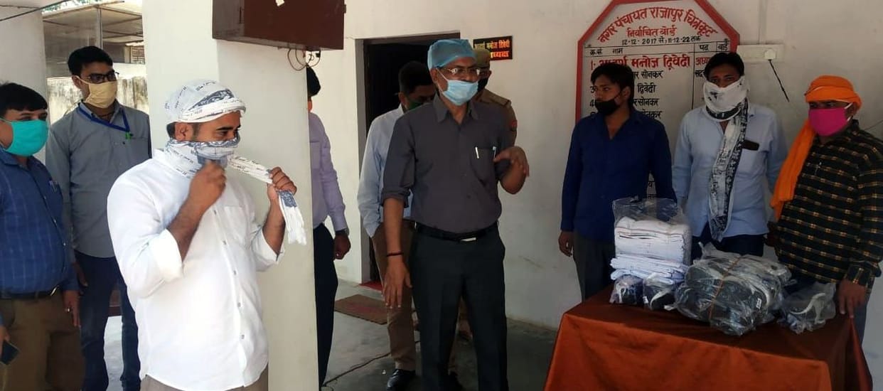 mask distribute to people in chitrakoot