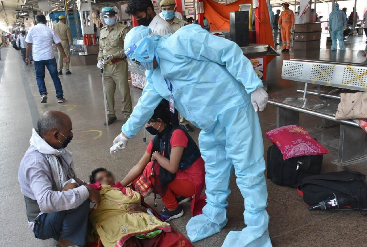 Woman suddenly lay on floor due to Pain in after come by labor special in gorakhpur