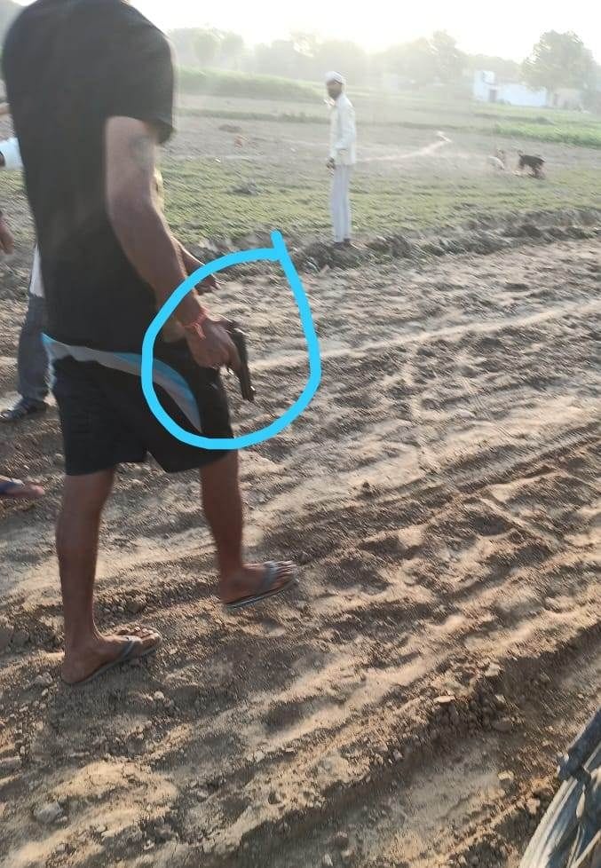 Hathras: Youth reached MNREGA workplace with pistol, there was panic among officers