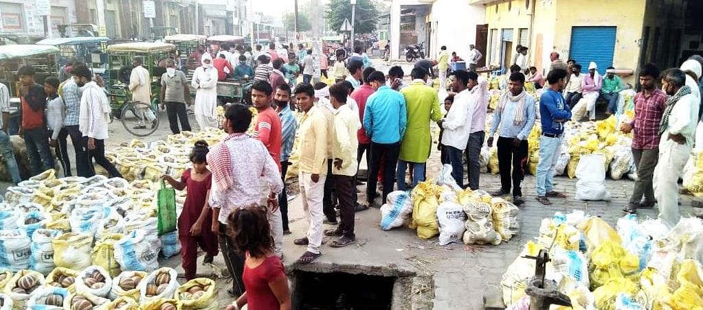 no social distence in market
