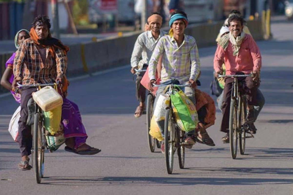 Migrant workers continue to walk cycle back to their homes even as railways began running special trains