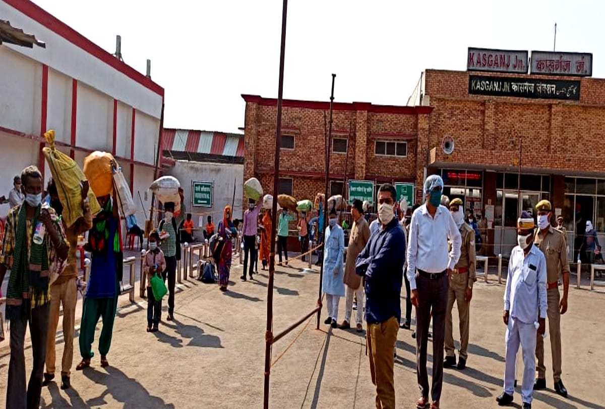 Shramik special train carrying 1200 migrant labourers from Gujarat arrives at Kasganj railway station