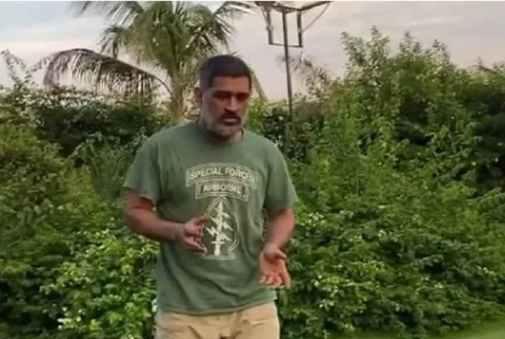 MS Dhoni awarded at kisan mela becomes best cow farmer of east India