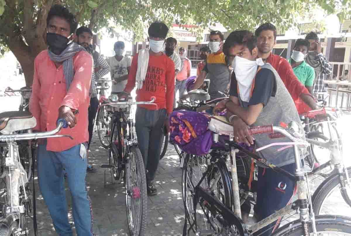 farrukhabad : Laborers walk from Himachal, bought bicycle in Bijnor, Tempo Rs.150 charge for 12 km