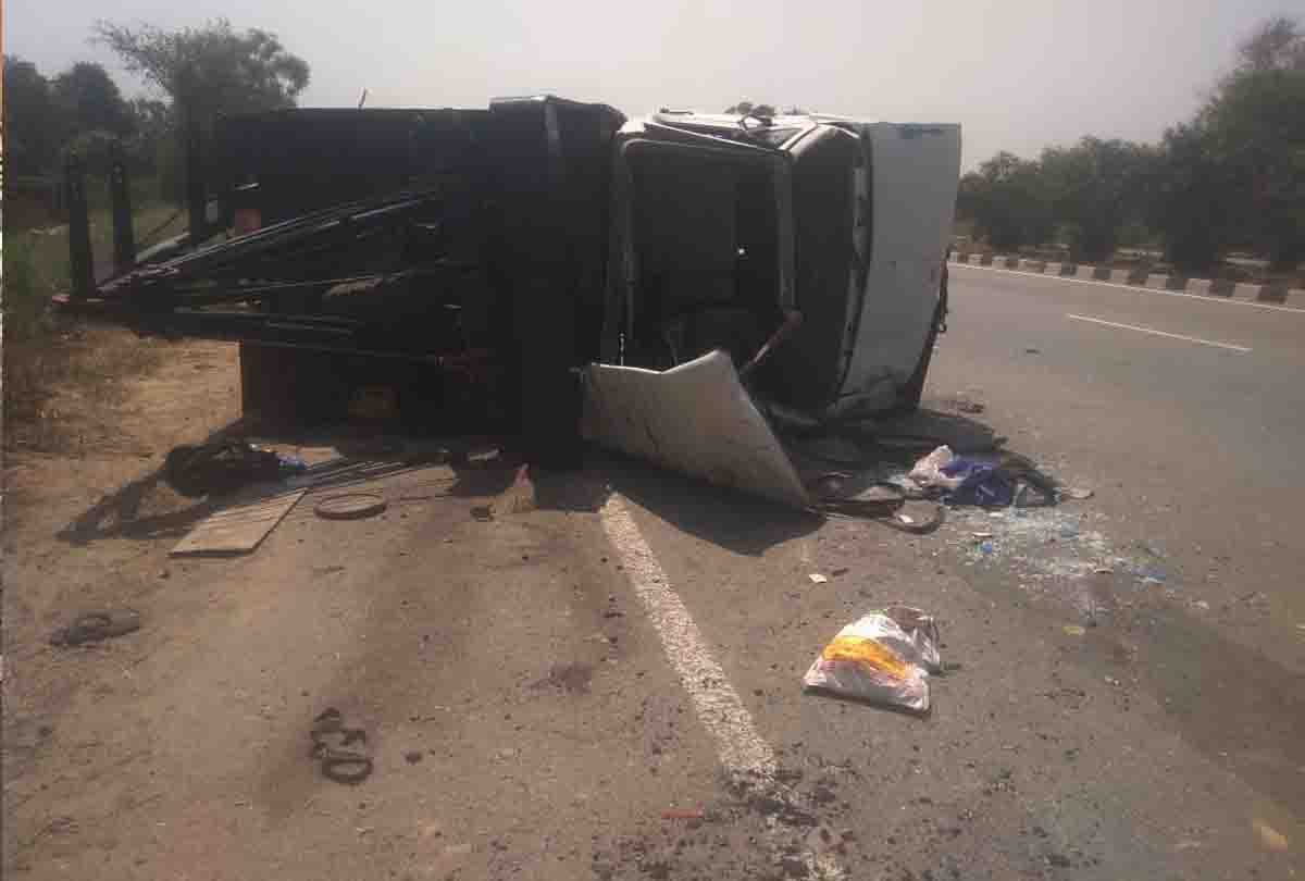 auraiya : Truck tire cracked with loud sound, uncontrollable crane overturned
