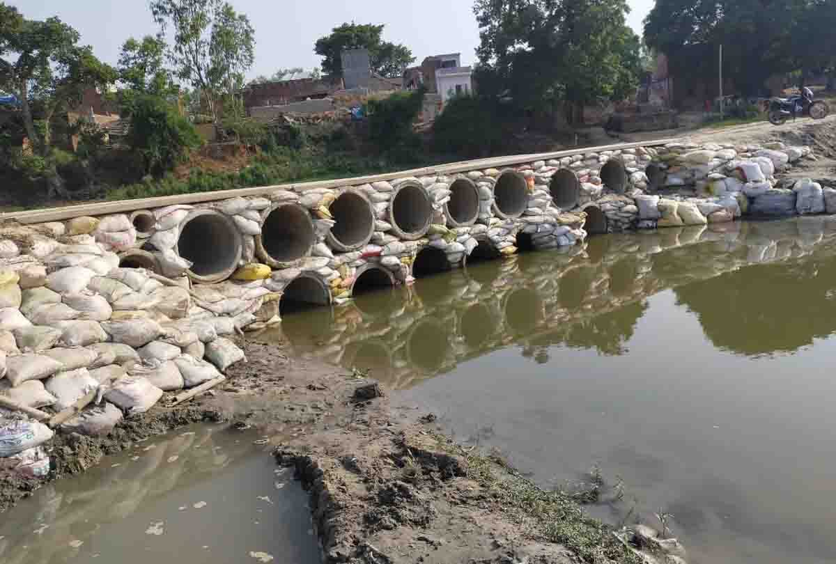 hardoi : Villagers angry with officers built bridge over river, new text written in lockdown