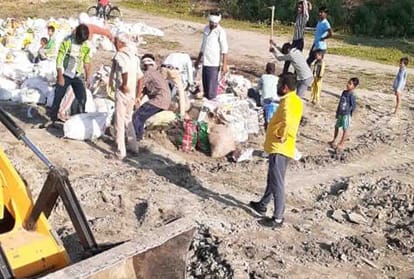 hardoi : Villagers angry with officers built bridge over river, new text written in lockdown