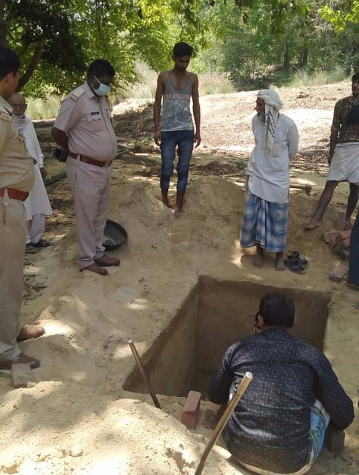 Controversy between two communities over burial of dead bodies of road accident in Azamgarh
