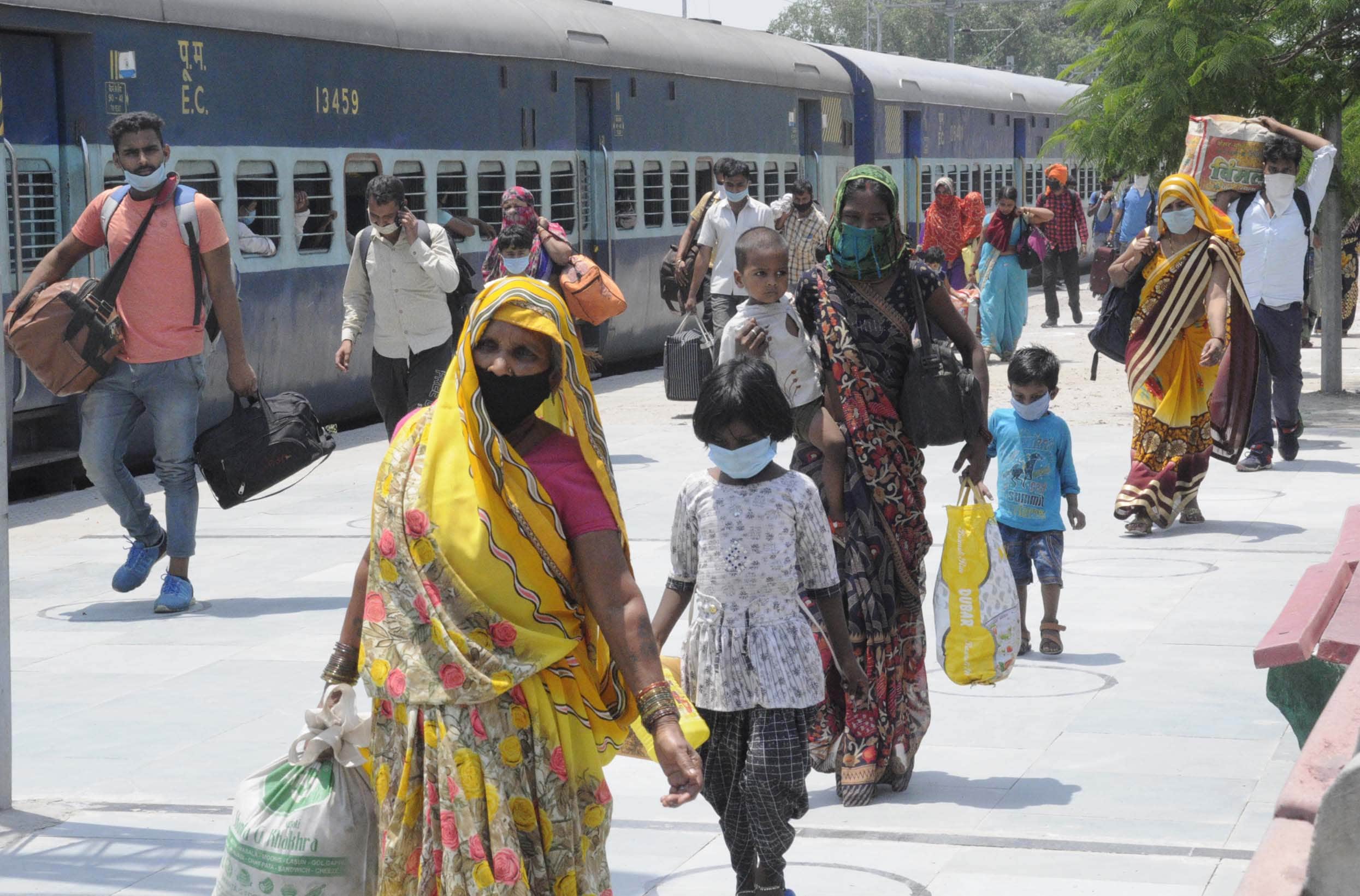 Pratapgarh: 3837 migrant laborers arrive in Belha by three trains