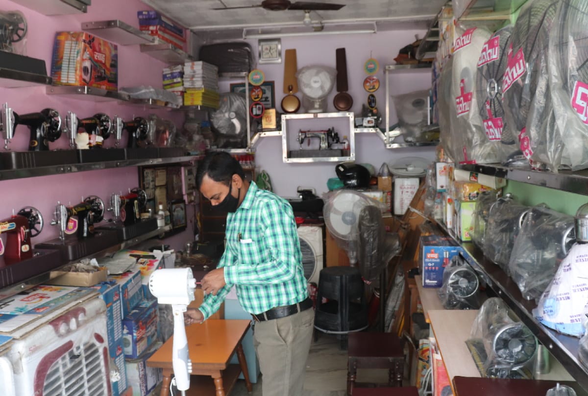 Police strictly closed shop opening on without permission during lockdown in gorakhpur