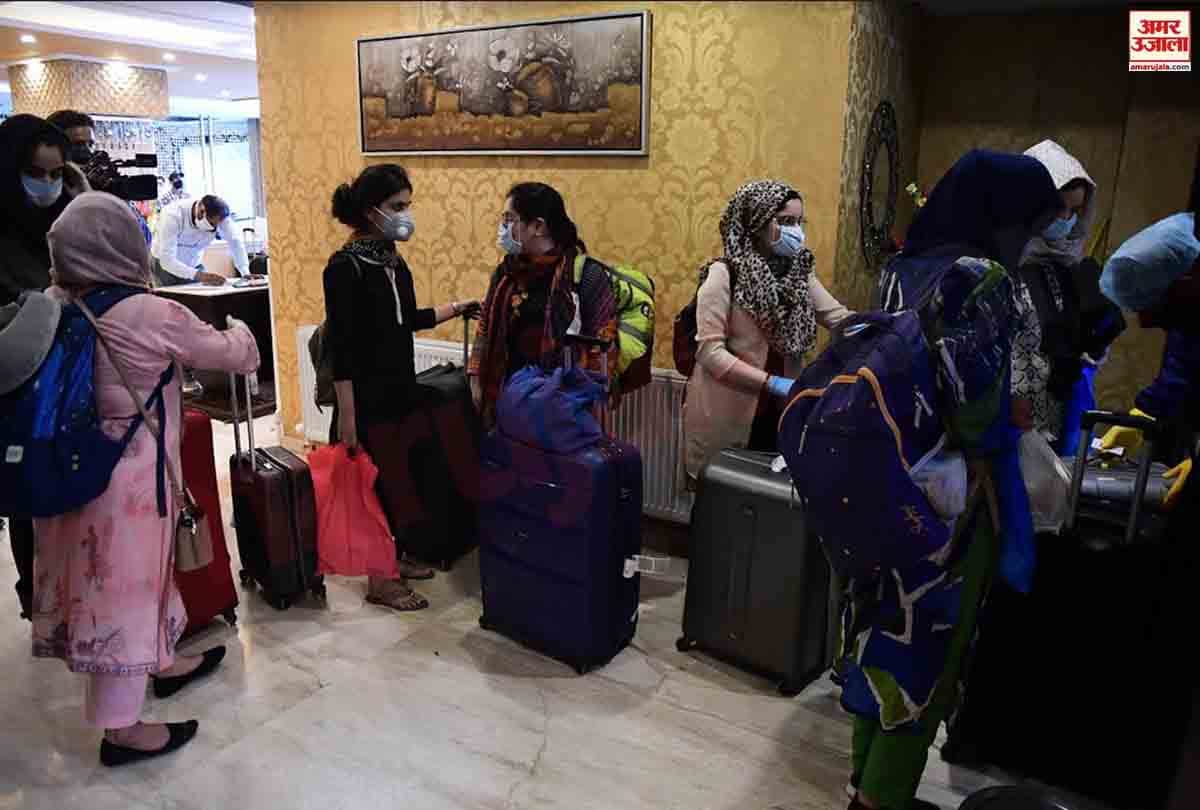 lockdown in Jammu Kashmir (J&K) news in Hindi, Students arrived in Kashmir from Dhaka, Foreign Minister expressed gratitude of Indian Airlines