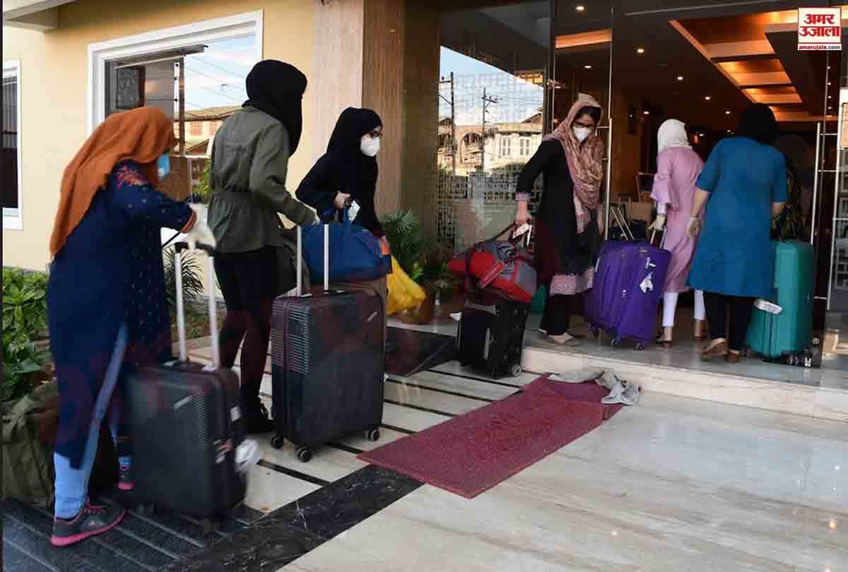 lockdown in Jammu Kashmir (J&K) news in Hindi, Students arrived in Kashmir from Dhaka, Foreign Minister expressed gratitude of Indian Airlines
