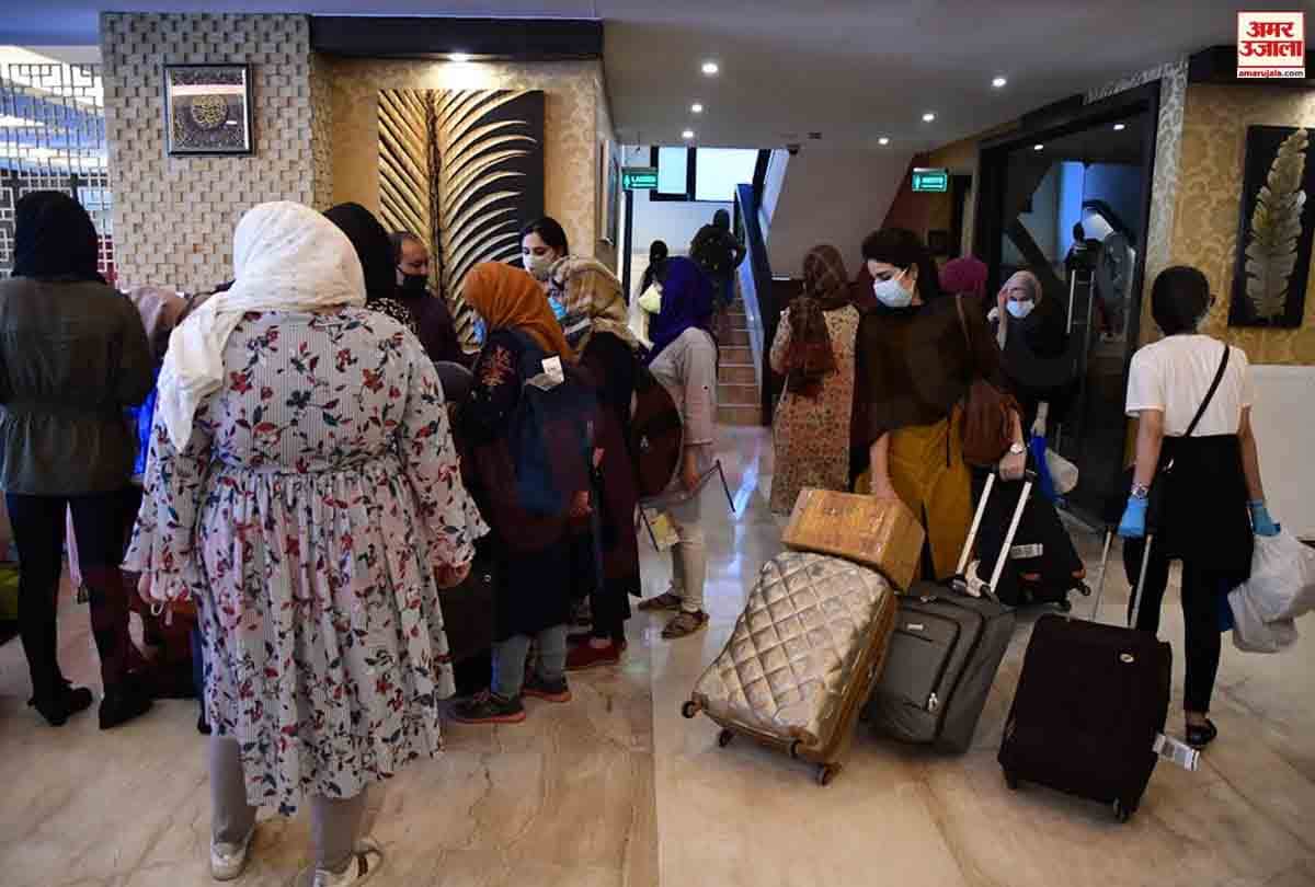 lockdown in Jammu Kashmir (J&K) news in Hindi, Students arrived in Kashmir from Dhaka, Foreign Minister expressed gratitude of Indian Airlines