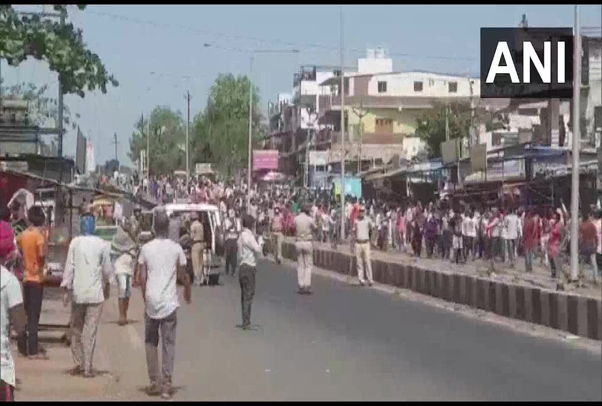 Gujarat: Migrant workers clash with police in Surat Mora village, stone pelted on police vehicle