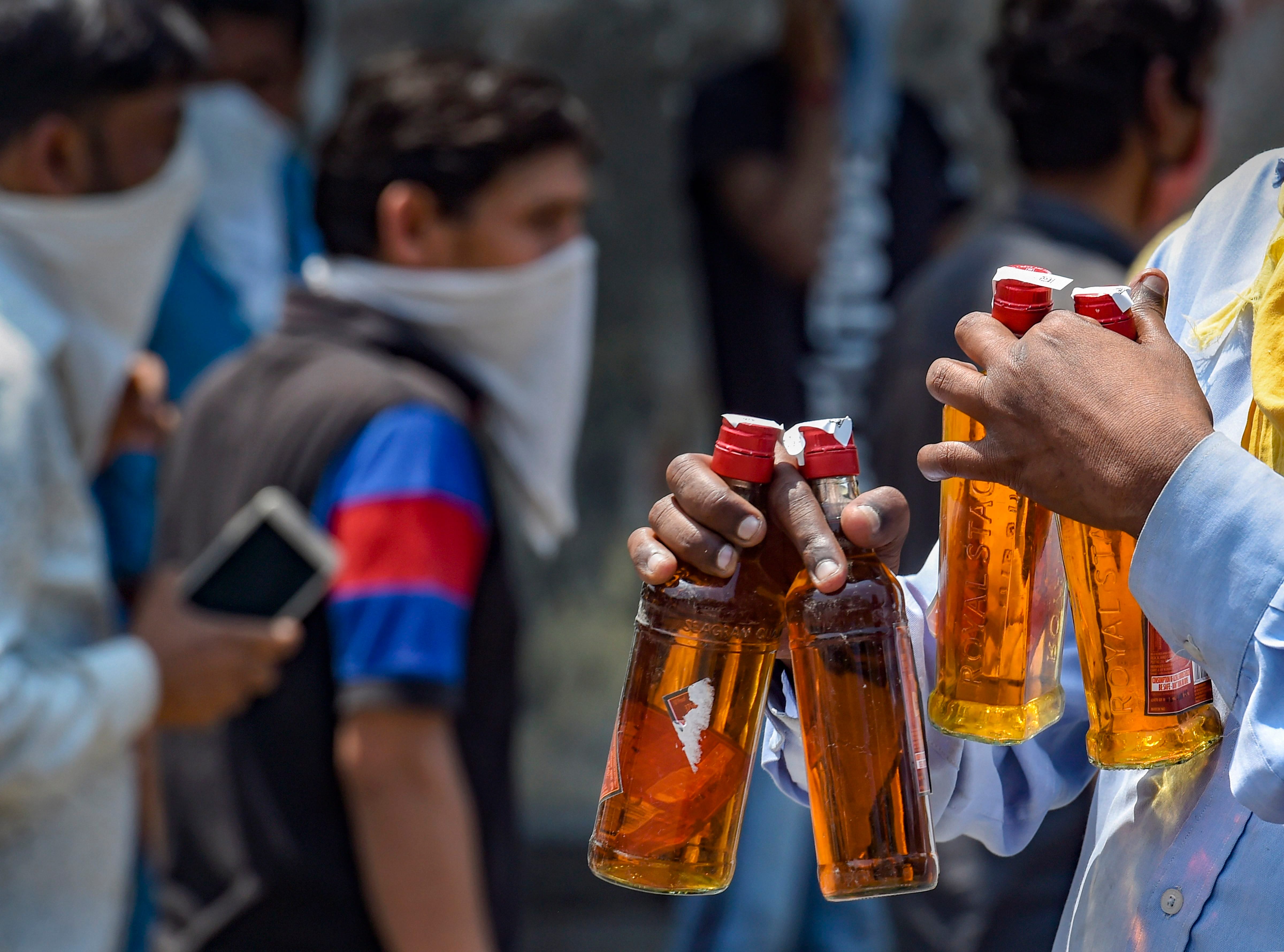 four friends stole 26 cases of English liquor in varanasi coronavirus lockdown police arrested all accused