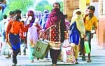 गुजरात से स्पेशल ट्रेन के जरिए बरेली पहुंचे श्रमिक।