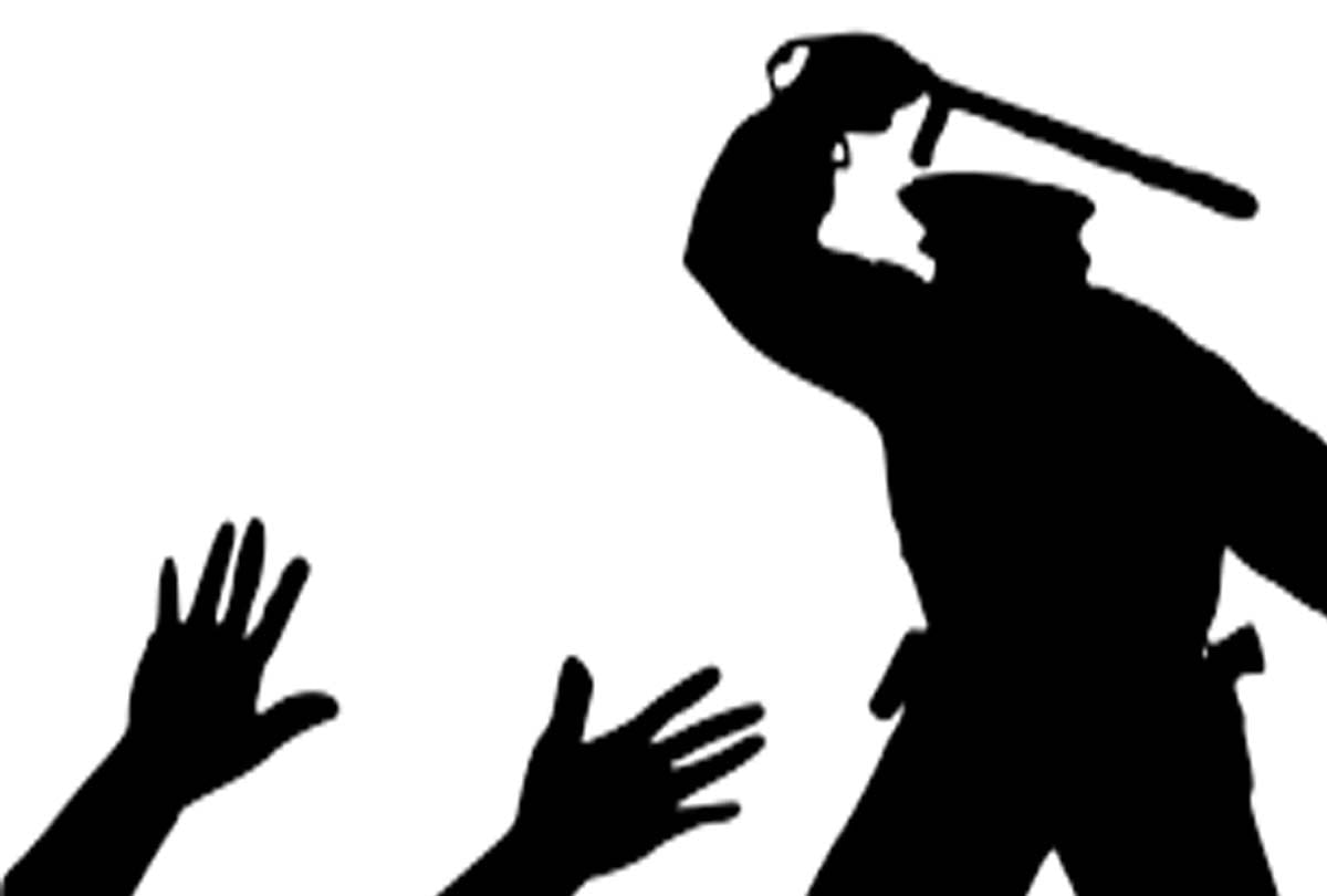 Police beat up the sweeper in banda