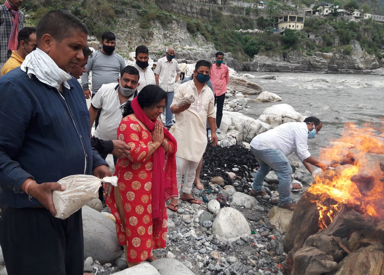 Teacher daughter gave fire to father's funeral pyre