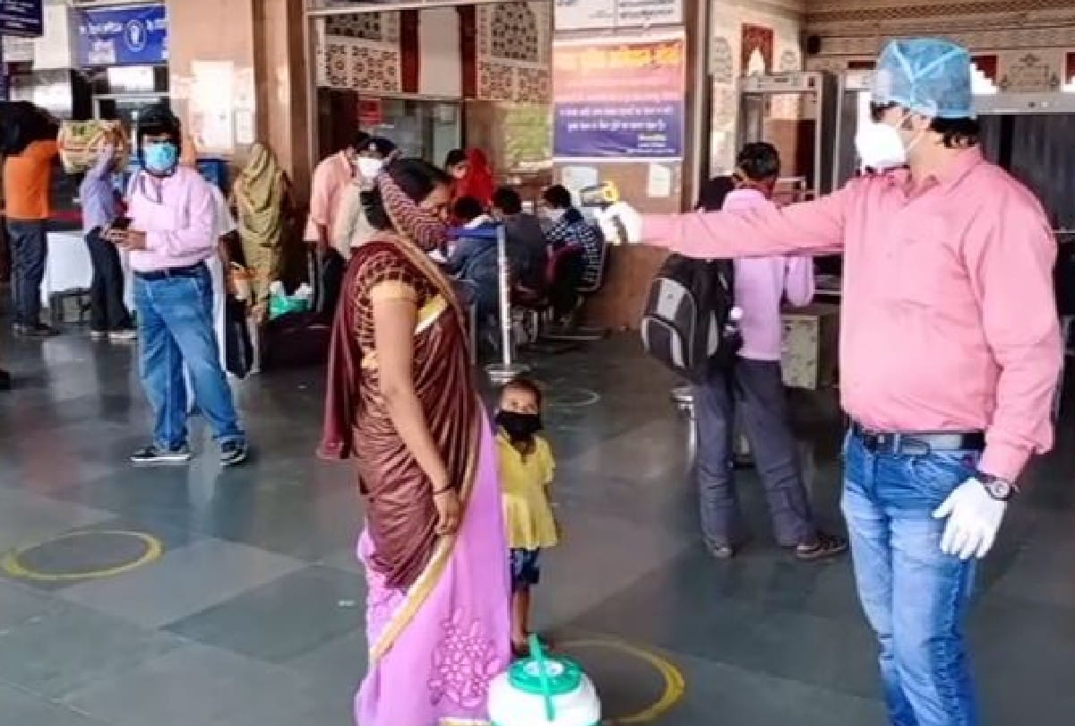 Shramik special train carrying 1200 migrant workers from Gujarat arrives at Agra Cantt railway station