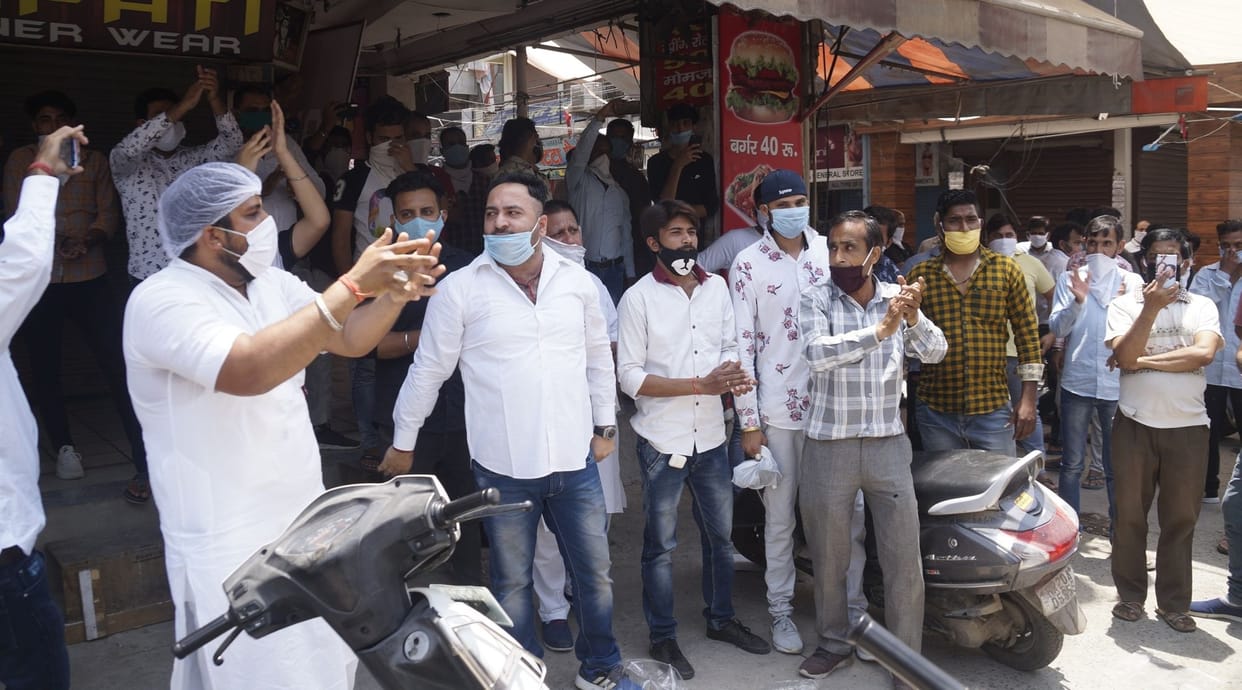 When the municipal employees asked to remove the goods from the seizures, the traders protested, shops closed