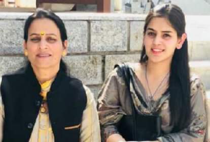 अपनी मां ललिता वर्मा के साथ नर्सिंग ऑफिसर ईशानी वर्मा।