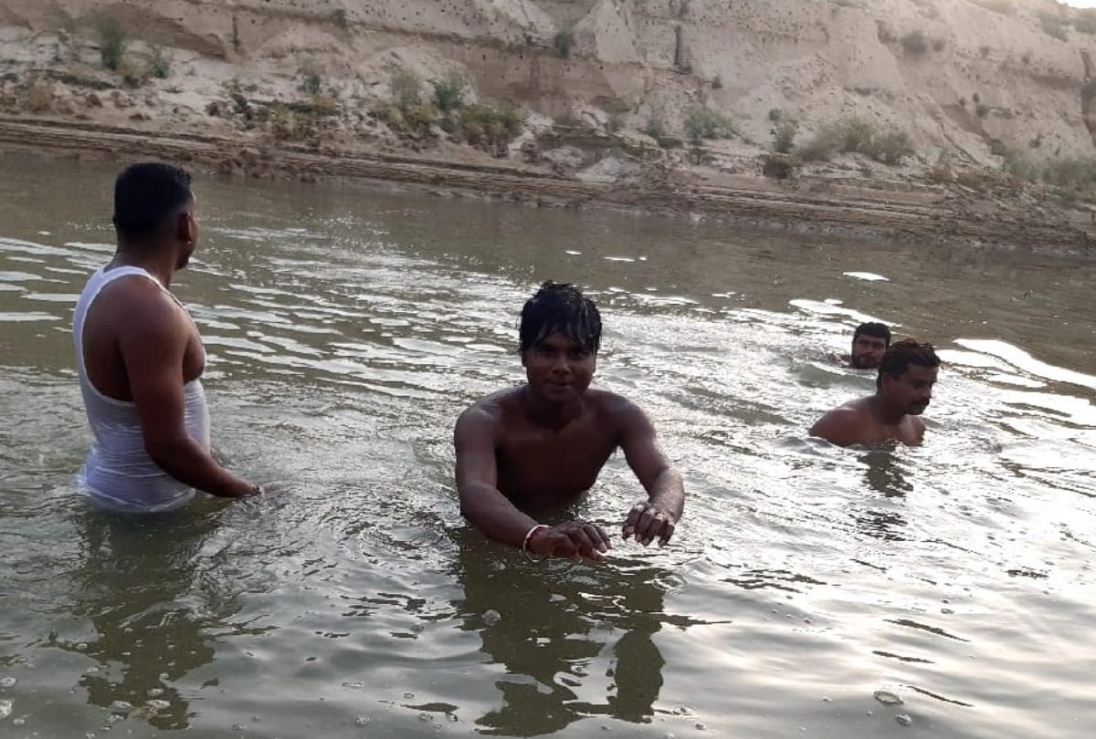 Fish died due to Poisonous water came in Rapti river at Gorakhpur