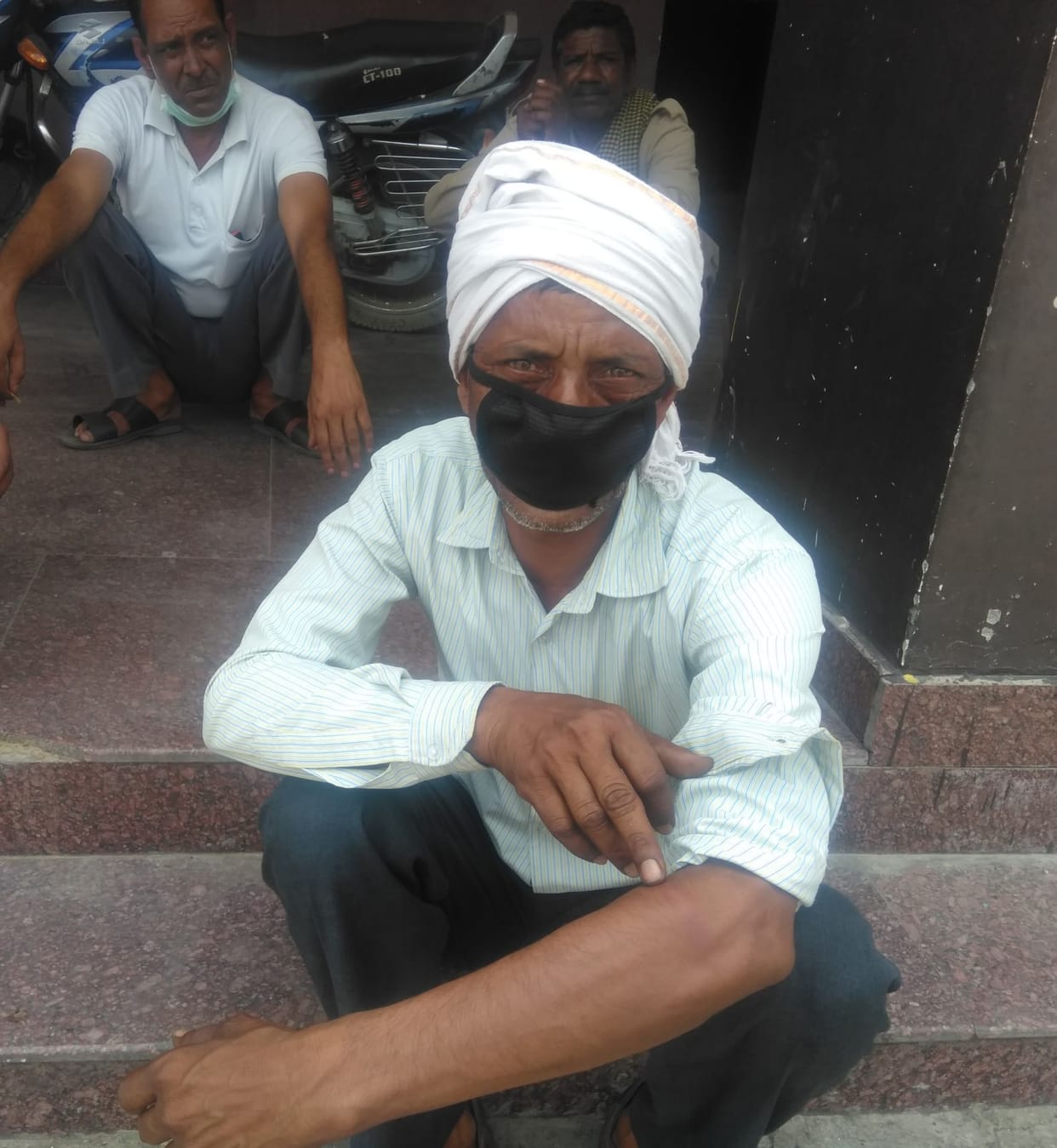 The contract worker coming on duty beaten by the police, fury