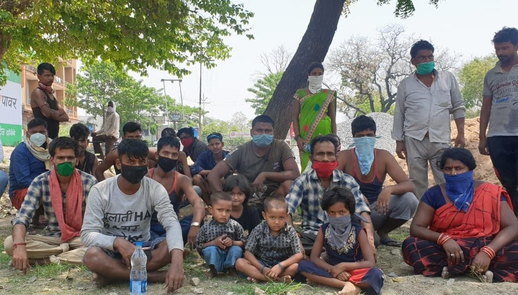 Children sitting on lap and shoulder, walking distance of 1252 km