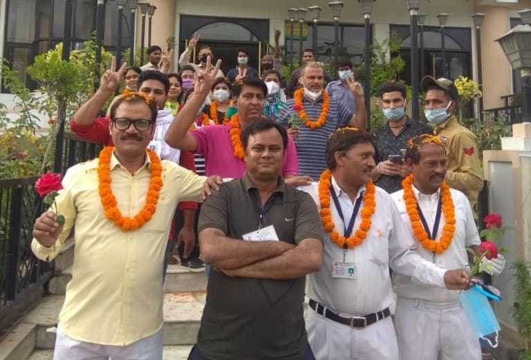 Quarantine team farewell, people welcomed by wearing flower garlands