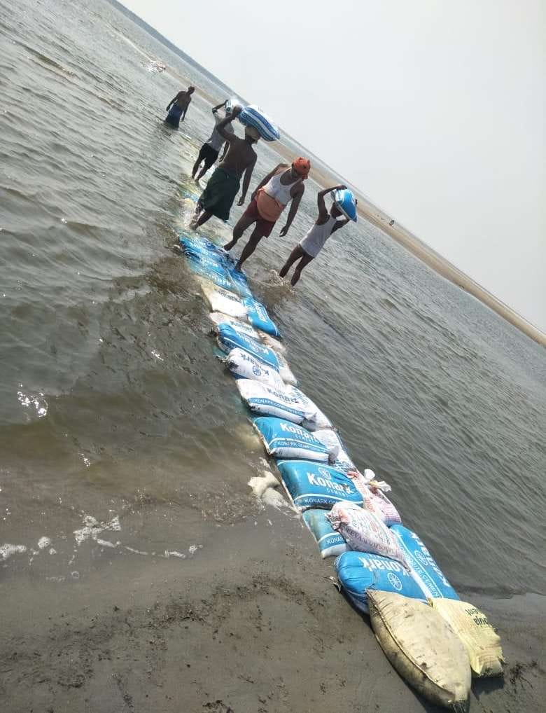 Villagers gather to divert the course of Ganga to avoid flood
