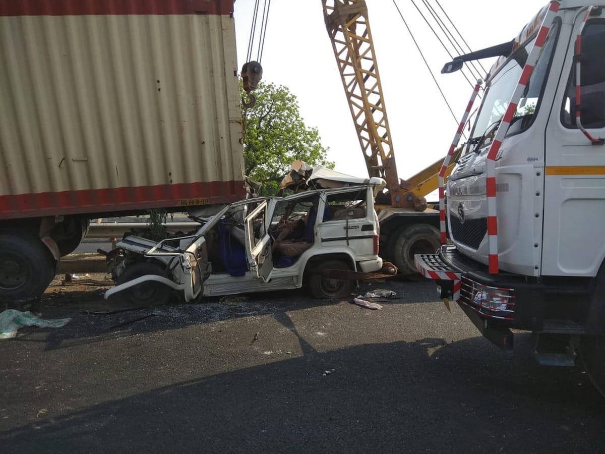 Two people died two injured on Prayagraj ballabhgarh highway migrants going bihar from Haryana in bhadohi