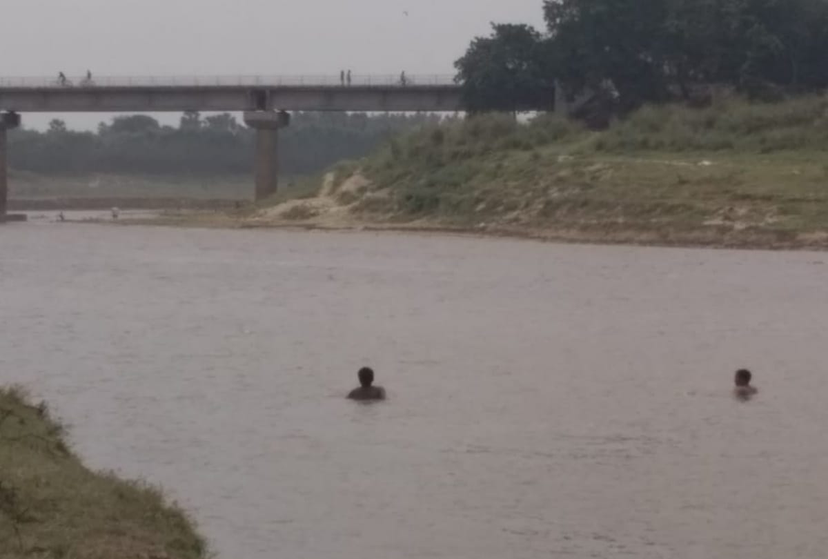 man died on Drowning river due to terror of bulls in basti