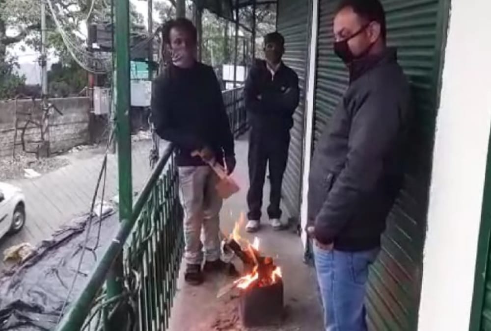 Uttarakhand Weather: Bitter Cold in mussoorie after rainfall, people wear warm clothes in May Mother