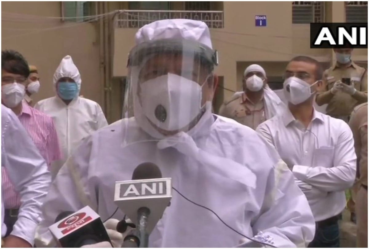 Union Health Minister Harsh Vardhan inspects a Covid care centre in Mandoli area delhi