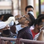 कोरोना वायरस की जांच करता स्वास्थ्यकर्मी (फाइल फोटो)