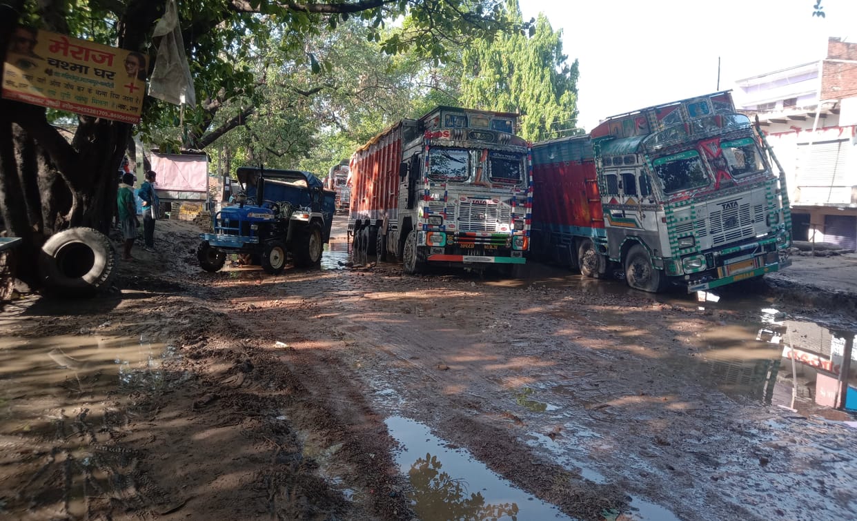 Truck sunk on Chhaniya-Marufur road, jammed up to 10 km