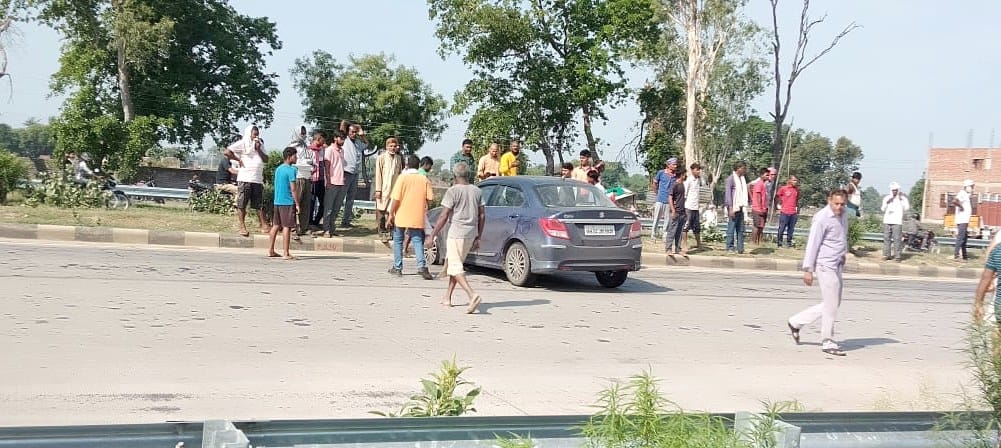Car filled with migrant workers collides with dividers