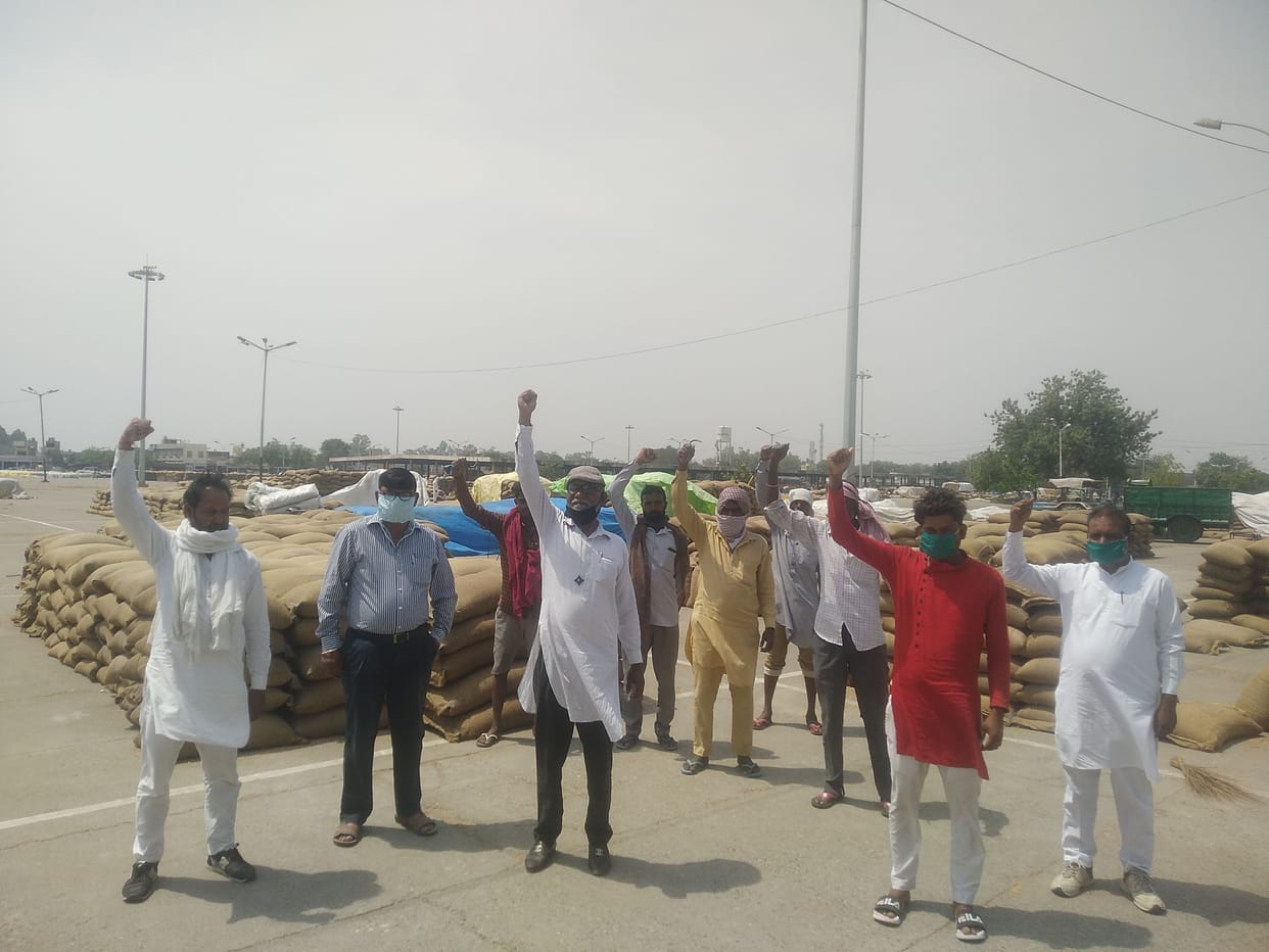 Protest against slow lifting of wheat in Kotkapura