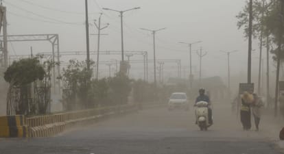 जीटी रोड़ पर तेज आंधी से उड़ती धूल।