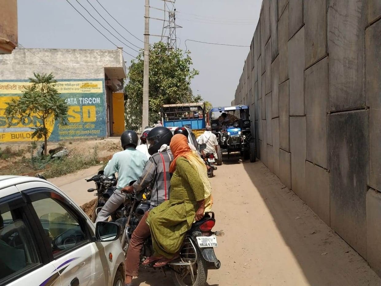 People started coming out of relief houses in lockdown, jammed on service lane of Pandu Pindara ROB